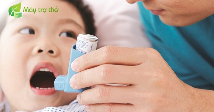 Trẻ hen suyễn cần luôn đem theo ống hít
