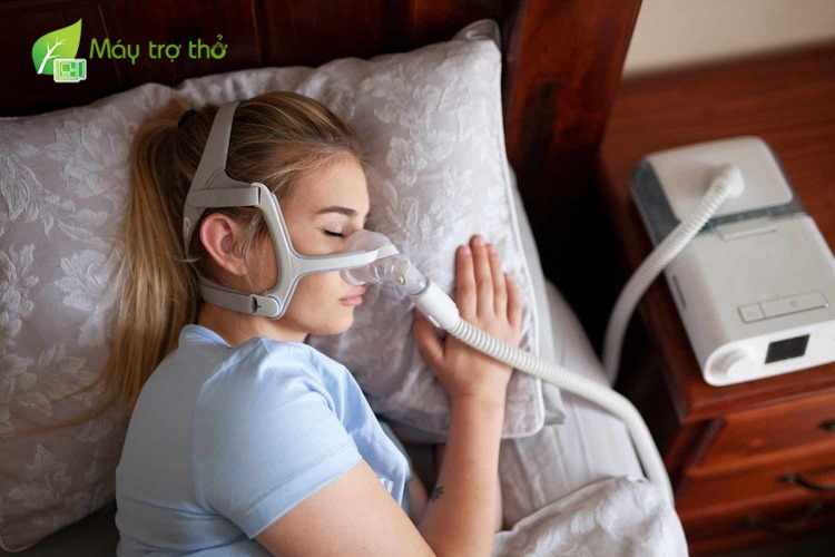 Máy thở CPAP thổi không khí vào mũi qua mặt nạ và hỗ trợ hấp thụ oxy