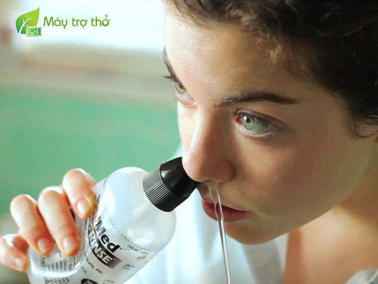 Dùng nước muối sinh lý xịt mũi không kê đơn để bôi trơn đường mũi bị ngứa