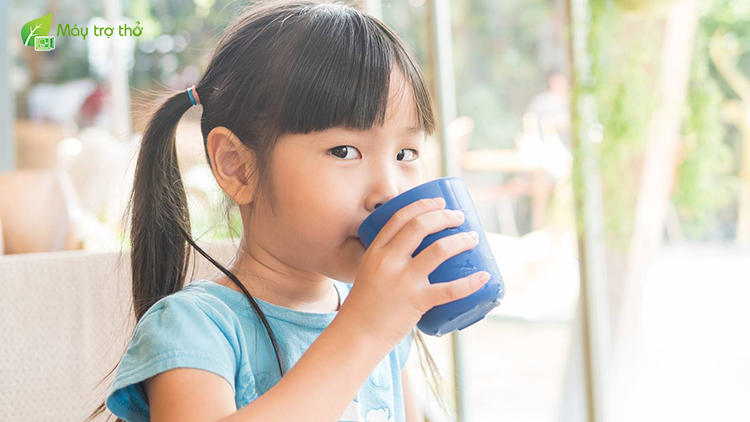 Hãy luôn cho trẻ uống đủ nước mỗi ngày để điều trị viêm họng cấp ở trẻ em