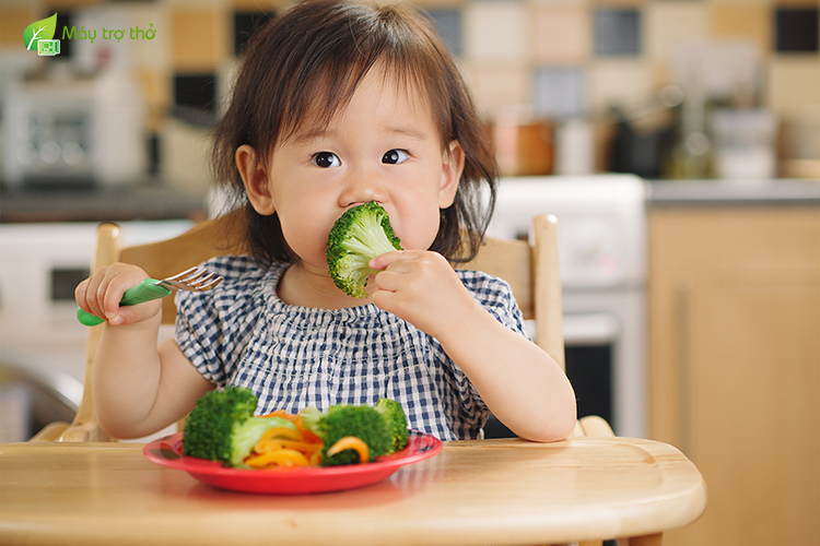 Bạn nên cho trẻ ăn thêm rau xanh và bổ sung các chất dinh dưỡng khác khi bé bị viêm họng cấp ở trẻ em