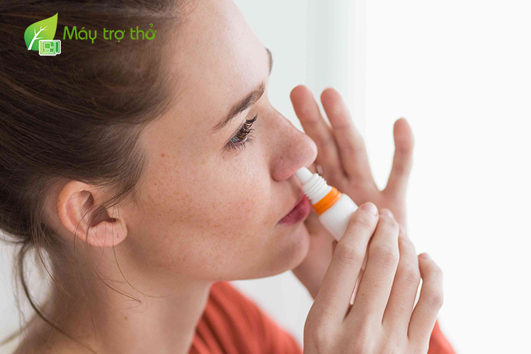Dùng bình xịt nước muối sinh lý để loại bỏ chất nhầy trong mũi của bạn