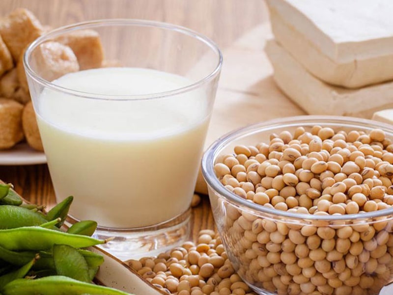 Những lợi ích diệu kỳ của việc uống sữa đậu nành mỗi ngày. (Ảnh: Internet)