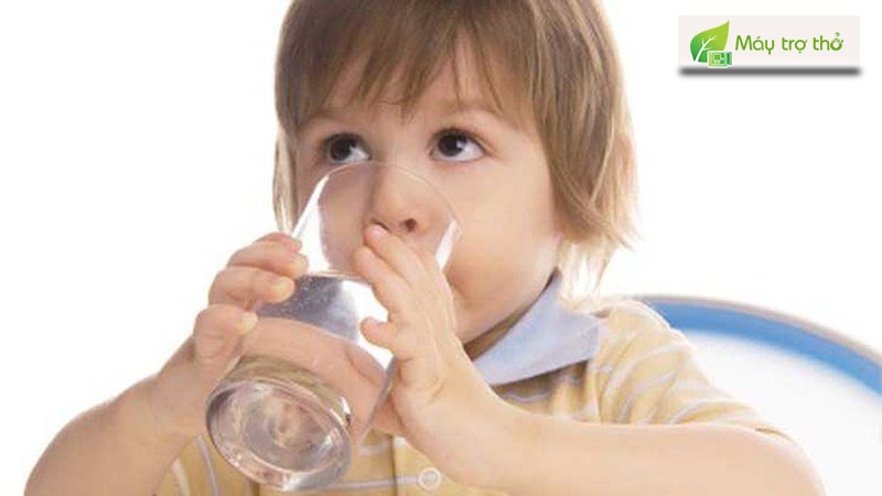 Cho trẻ uống nhiều nước để phòng tránh viêm phổi. (Ảnh: Internet)